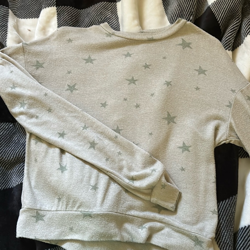 Veryyyy soft sweater there is no brand